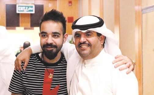 الشيخ دعيج الخليفة مع المطرب عبدالعزيز لويس﻿