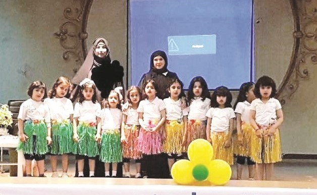 مديرة الروضة تتوسط الأطفال المشاركين ﻿