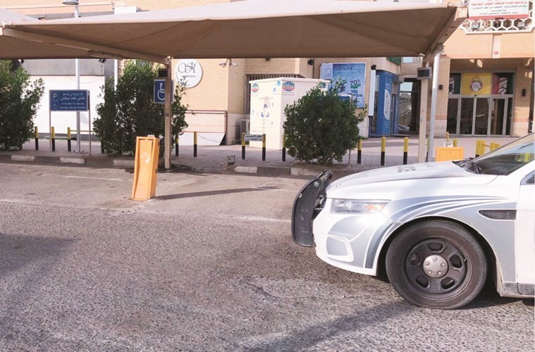 ودورية الأمن بعد رفع المركبات من المواقف﻿