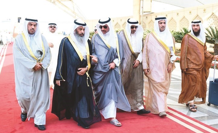 الرئيس الغانم اثناء عودته الى البلاد امس والوفد المرافق له وبجانبه نايف المرداس ويبدو علي الدقباسي ومحمد الجبري ود. عودة الرويعي وعلام الكندري﻿