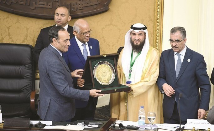علام الكندري اثناء تسلمه درع التميز البرلماني فئة امين عام﻿