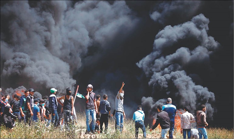 فلسطينيون خلال مواجهات عنيفة على حدود غزة امس	 (رويترز)