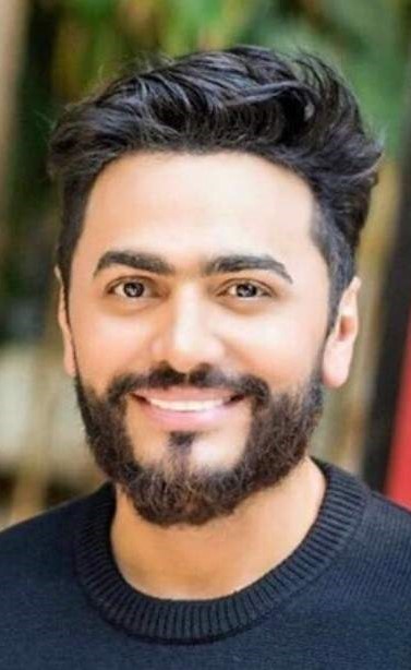 بالفيديو.. معجبة تحوّل منزلها الى معرض صور لـ تامر حسني وتوجه له رسالة مؤثرة