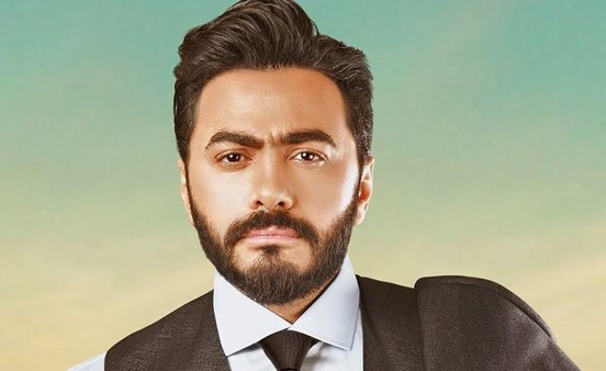 بالفيديو.. معجبة تحوّل منزلها الى معرض صور لـ تامر حسني وتوجه له رسالة مؤثرة
