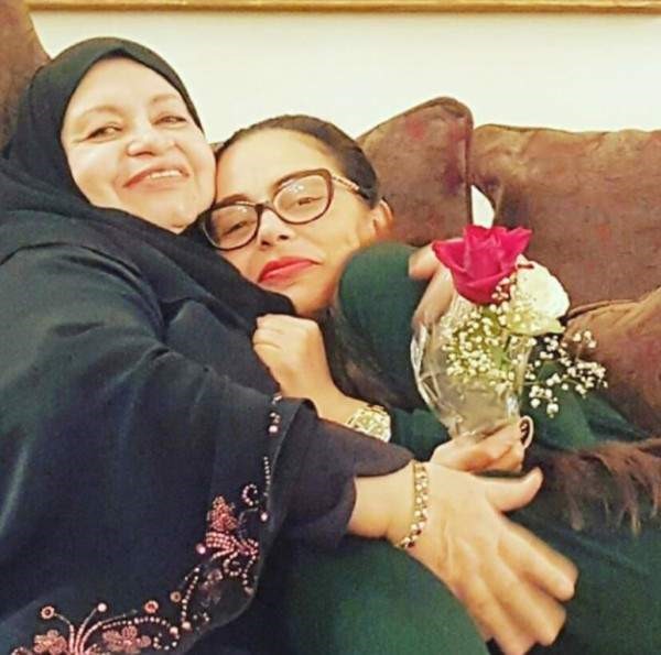 شاهد شيريهان في أحضان شقيقتها الكبرى