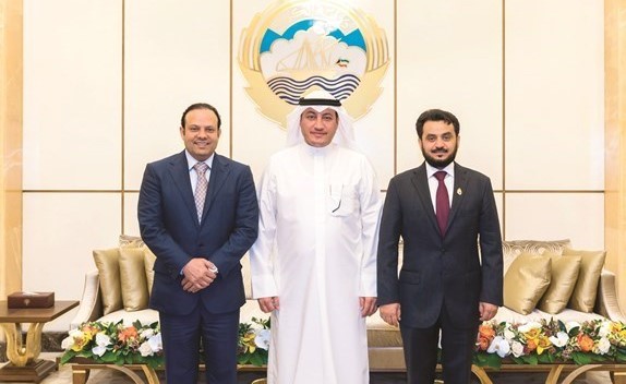 د.محمد الحويلة وعسكر العنزي وفيصل الكندري أثناء مغادرتهم البلاد﻿