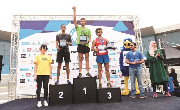 الفائزون بالمراكز الأولى من الشباب ادوارد ميرايو وعبدالله عيسى وعزيز الخميس﻿