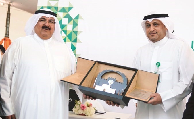 محمد الفارس يتسلم درع التكريم من بندر الراشد﻿