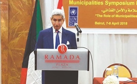 عادل الخرافي متحدثا خلال الملتقى ﻿