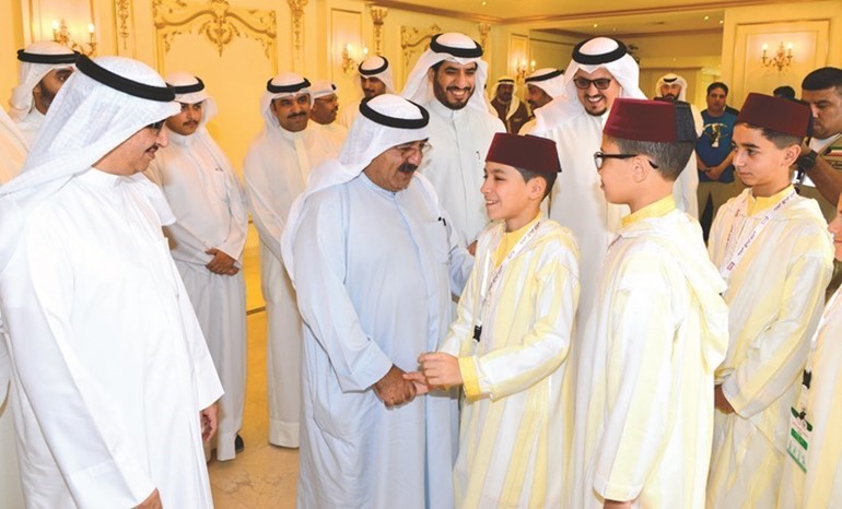 الشيخ ناصر صباح الأحمد مستقبلا أحد أبنائه الأيتام المشاركين بالملتقى﻿