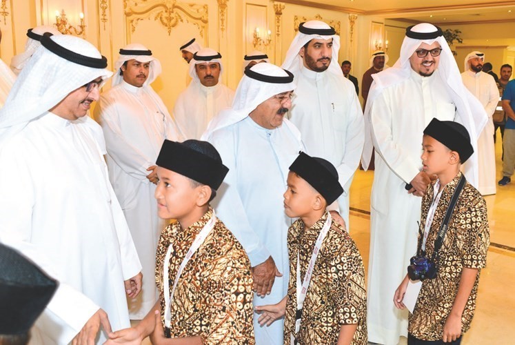 استقبال الشيخ ناصر صباح الأحمد لأبنائه الأيتام المشاركين بالملتقى﻿