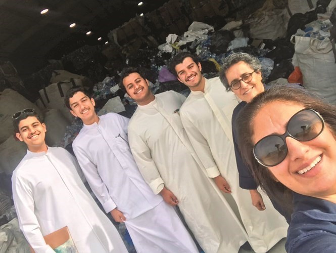 فريق أمنية البيئي مع مجموعة من الشباب الكويتي خلال الزيارة﻿