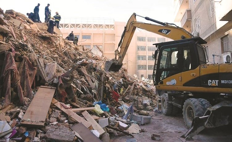 عمليات الإنقاذ مستمرة لانتشال ضحايا عقار الإسكندرية المنهار﻿