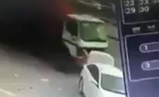 بالفيديو.. نجاة شاب من الدهس تحت عجلات "شاحنة" في السعودية.. شاهد ردة فعله