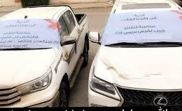 شاهد أبناء مواطن سعودي و زوجاته الثلاث يهدونه سيارتين جديدتين بمناسبة التقاعد