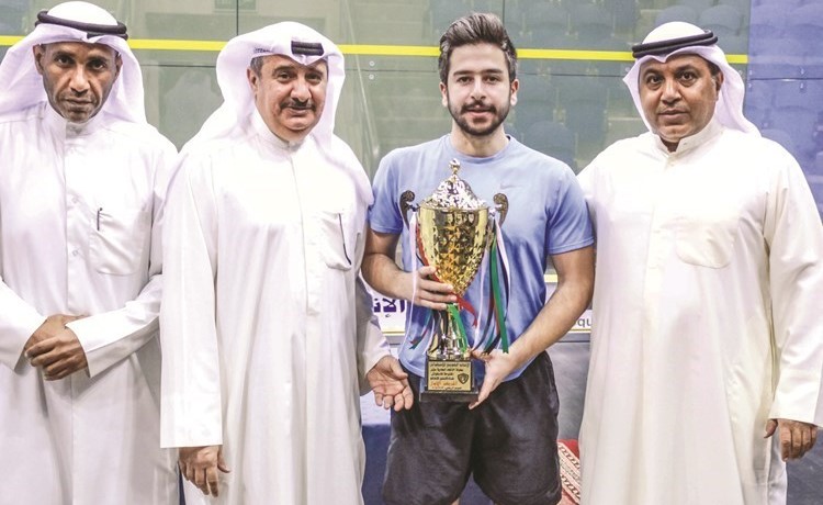 بدر الرامزي وحامد العمران ووليد الصميعي خلال تسليم كأس العمومي إلى البطل عبدالله المزين﻿