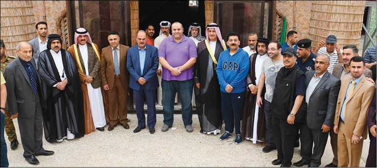 السفير يوسف الصباغ ورئيس التحرير الزميل يوسف خالد المرزوق والزملاء عدنان الراشد وعبدالرحمن العليان خلال حلولهم ضيوفا على السيد قاسم الحسيني بحضور الشيخ يعقوب السعدون والشيخ جاسم الرميض والزميل مؤيد اللامي وعدد من وجهاء الأهوار                                    	                (هاني الشمري)