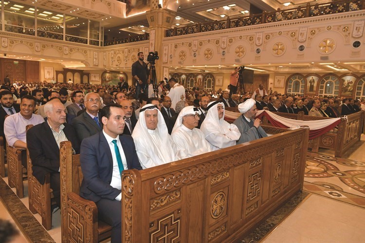 كبار المهنئين في مقدمة الحضور ﻿