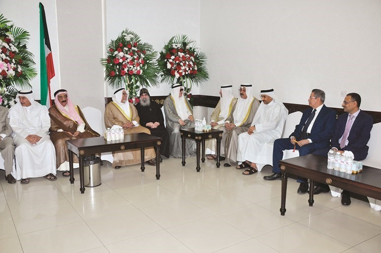 الشيخ على الجراح وبعض كبار الحضور مقدمين التهاني بمناسبة عيد القيامة﻿