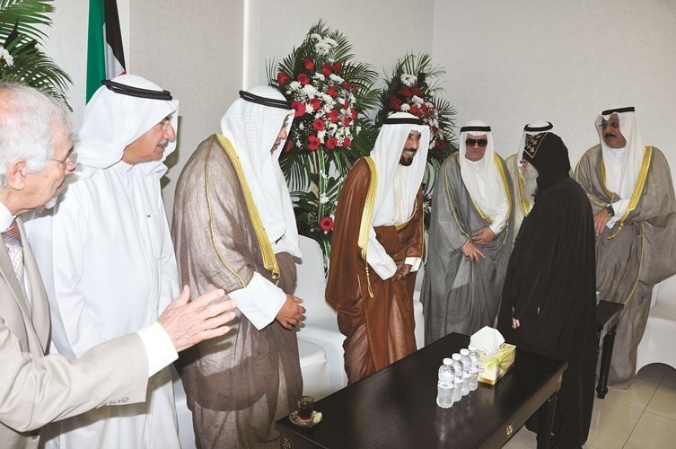 الشيخ علي الجابر مقدما التهنئة للقمص بيجول في حضور د.هلال الساير ورشيد الحمد﻿