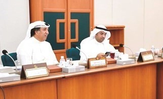 نايف الحجرف وحمد الحميضي اثناء الاجتماع﻿