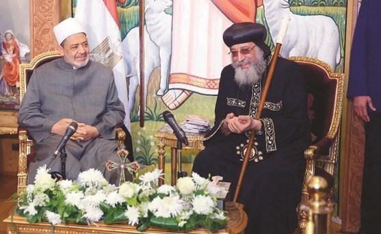 البابا تواضروس الثاني مستقبلا شيخ الأزهر د.أحمد الطيب في الكاتدرائية بالعباسية أمس- (أ.ف.پ)﻿