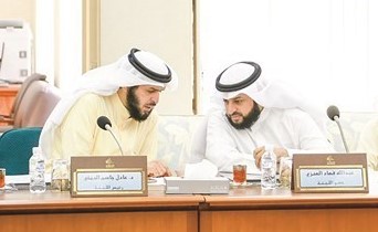 عبدالله فهاد ود. عادل الدمخي خلال الاجتماع﻿