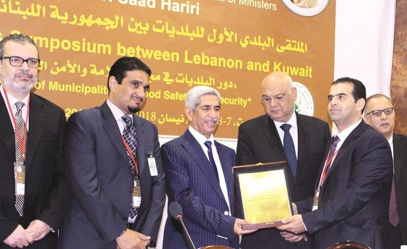 برهان الخطيب يقدم درع الملتقى للوزير عادل الخرافي﻿