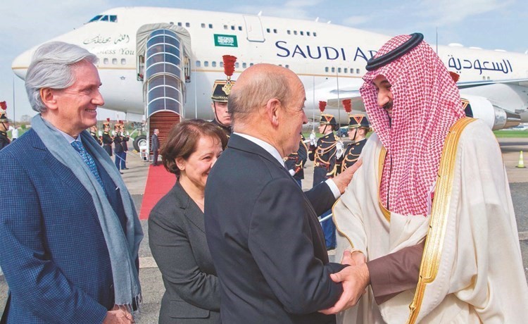 صاحب السمو الملكي الأمير محمد بن سلمان لدى وصوله باريس امس وفي استقباله وزير الخارجية الفرنسي جان لو دريان	(ا.ف.پ)﻿
