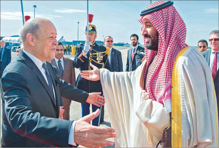 وزير الخارجية الفرنسي جان لو دريان مستقبلا صاحب السمو الملكي الأمير محمد بن سلمان ولي العهد لدى وصوله باريس أمس          	           (واس)