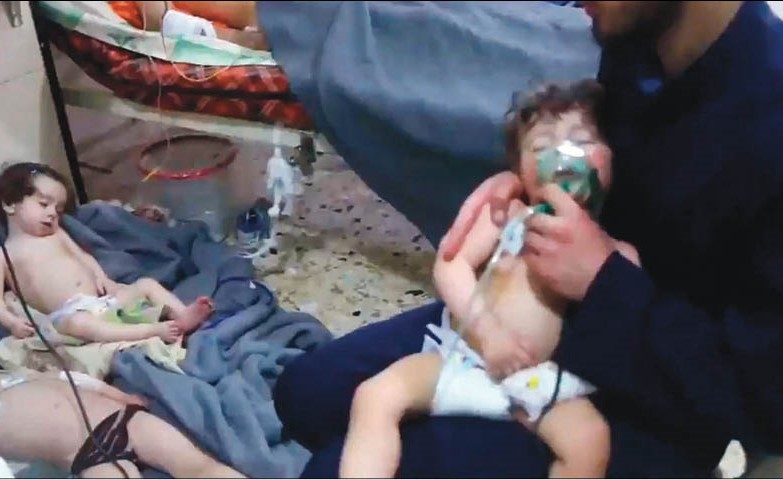 صورة عن ڤيديو بثه الدفاع المدني يظهر اطفالا تعرضوا لحالات اختناق يخضعون للاسعافات الاولية في مستشفى ميداني بدوما    	(أ.ف.پ)
