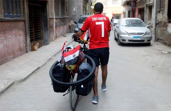 مصري يبدأ رحلته من القاهرة إلى موسكو على دراجة لتشجيع منتخب الفراعنة في موسكو