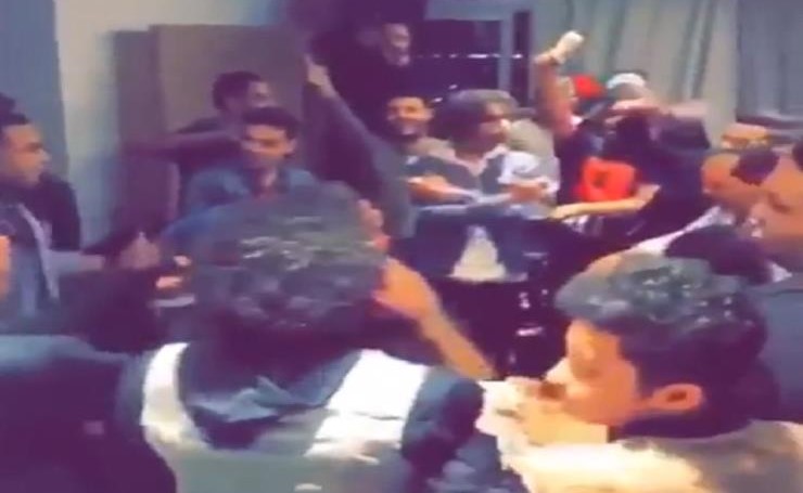 بالفيديو.. أصدقاء "أوكا" يمطرونه بـ"الفلوس" في حفل عيد ميلاده