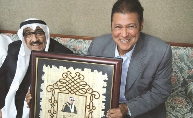 الفنان التشكيلي صلاح قطب يهدي شادي الخليج احدى لوحات معرضه﻿