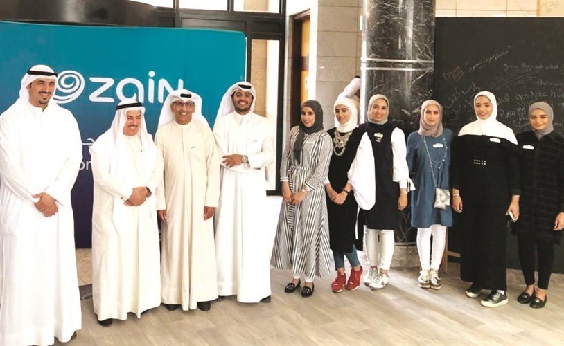 ممثلو زين مع أعضاء نادي المحاسبة في جناح الشركة ﻿