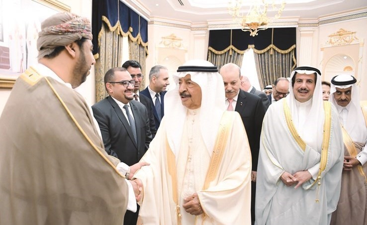 رئيس الوزراء البحريني الأمير خليفة بن سلمان مستقبلا السفراء العرب في البحرين ويبدو الشيخ عزام الصباح ﻿