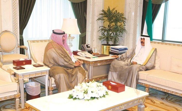 سمو ولي العهد الشيخ نواف الأحمد مستقبلا الشيخ ثامر العلي﻿
