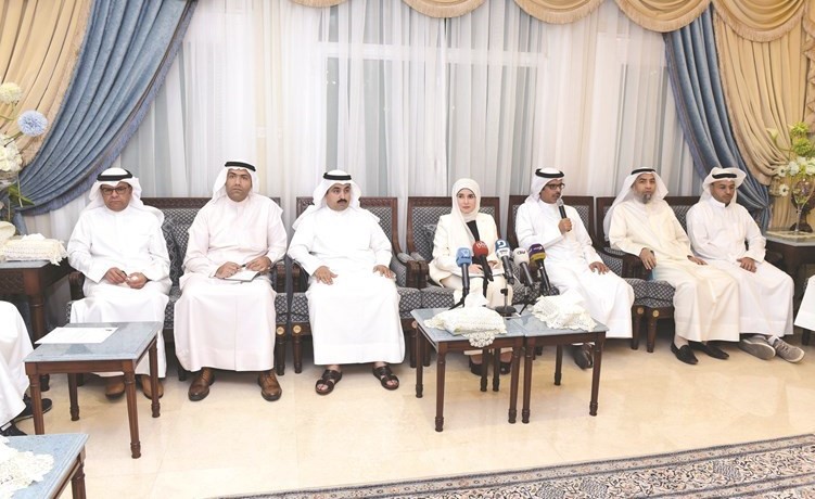 الوزيرة د.جنان بوشهري وم.علي الحبيل واحمد الهداب وم.ناصر خريبط وم.إبراهيم الناشي وأحمد العيسى خلال الندوة(متين غوزال)﻿