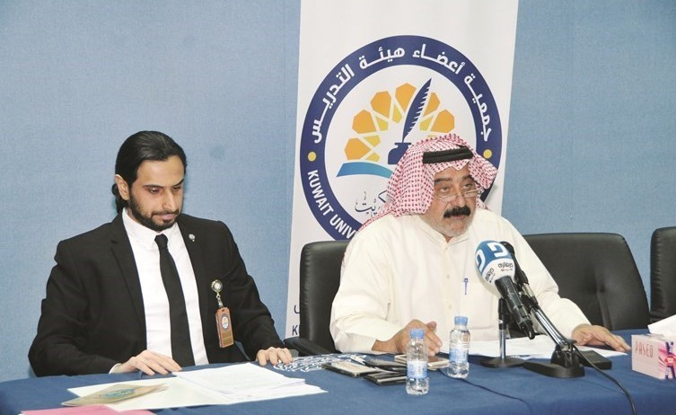 د.إبراهيم الحمود متحدثا خلال الندوة 	(عادل سلامة)﻿