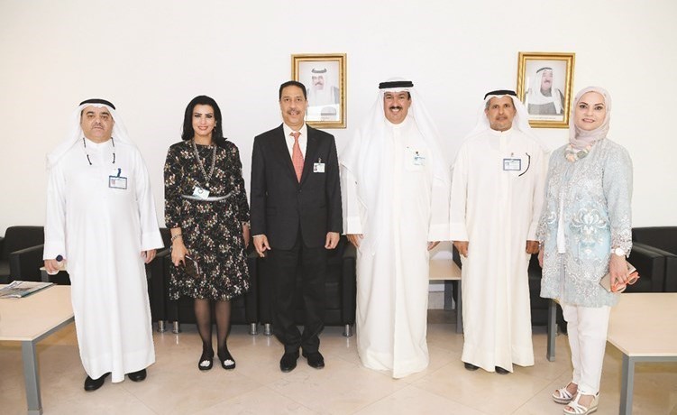 د.علي المضف ود.فهد الرويشد ود.شافي المحبوب ود.غانم الشاهين ود.لطيفة الكندري وفاطمة العازمي خلال الجولة﻿