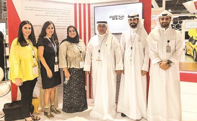 وفد بنك الائتمان في لقطة جماعية خلال مشاركته في المعرض﻿