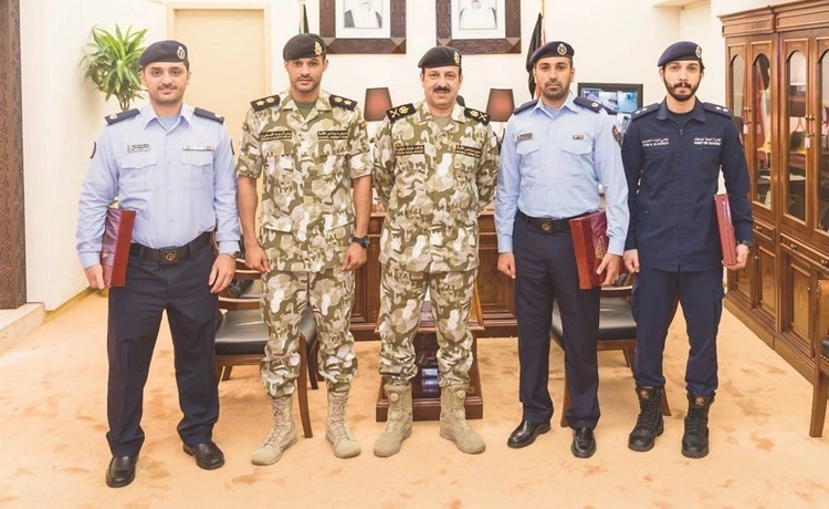 اللواء خالد الوقيت والمقدم بدر المطوع يتوسطان الرائد أحمد كمشاد والرائد جعفر ليري والملازم أول عذبي الجحيدلي﻿