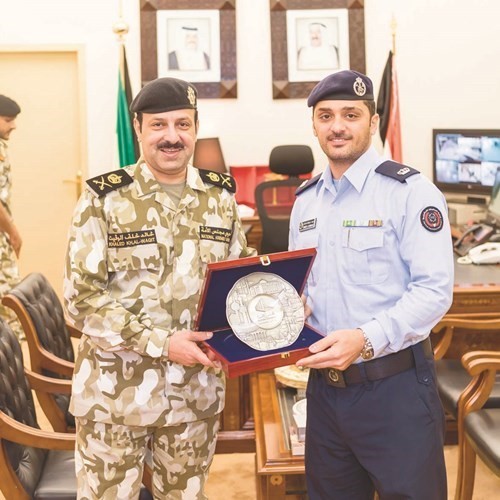اللواء خالد الوقيت مكرما الرائد أحمد كمشاد﻿