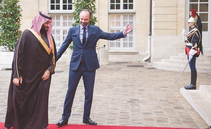 صاحب السمو الملكي الأمير محمد بن سلمان وفي استقباله رئيس الوزراء الفرنسي إدوار فيليب امس-(أ.ف.پ)﻿