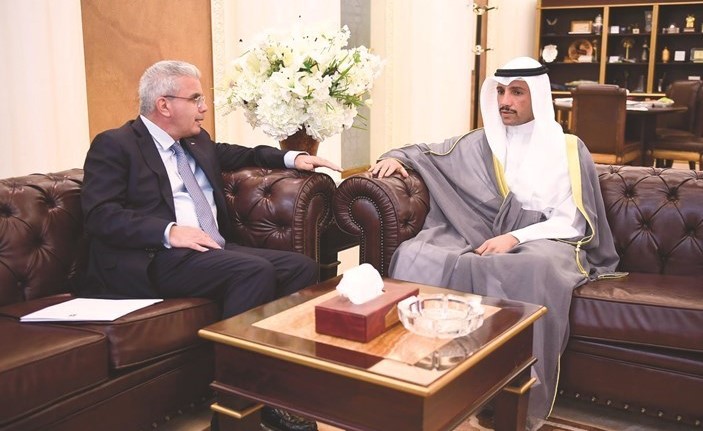 رئيس مجلس الأمة مرزوق الغانم خلال استقباله سفير فلسطين﻿