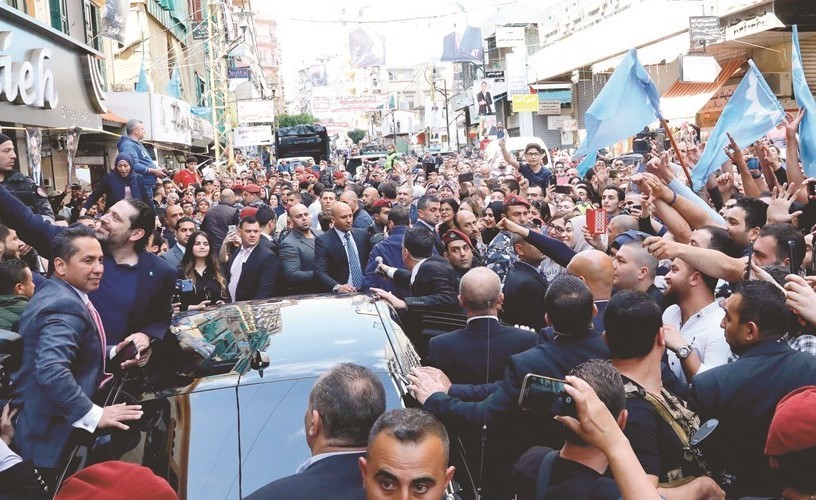 رئيس الوزراء سعد الحريري يلتقط صورة سيلفي مع مؤيديه خلال جولة انتخابية في بيروت	(محمود الطويل)﻿