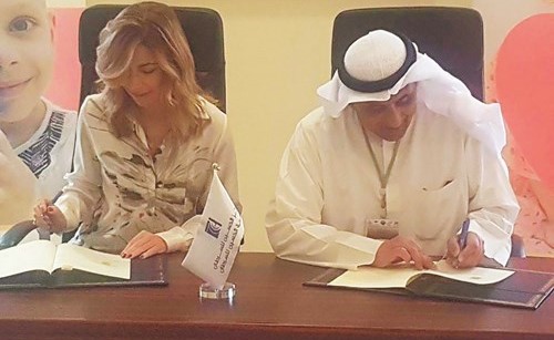 عبدالوهاب البدر خلال توقيع الاتفاقية مع رئيس هيئة أمناء مؤسسة ومركز الحسين للسرطان الاميرة غيداء طلال﻿