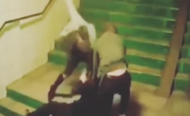 بالفيديو.. وحشية بالغة تطال مسنا وتُفقده أسنانه