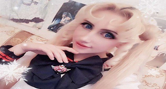 بالصور.. فتاة تعيش كدمية حية بالمكياج