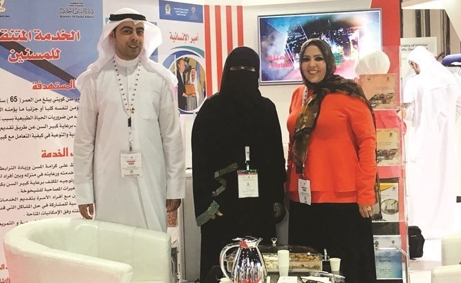 شيخة العدواني وأماني الطبطبائي وعلي الظفيري في معرض دبي التجاري العالمي﻿